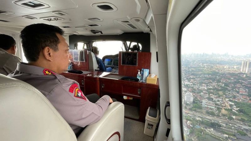 Naik Helikopter, Kapolri Listyo Sigit Pantau Arus Mudik di Jawa Barat dan Sekitarnya