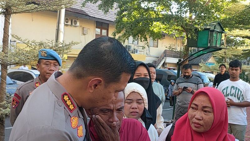 Lihat Orang yang Tebas Wajah Anaknya Pakai Pedang, Ibu Arya Nangis: Pelaku Harus Mati!