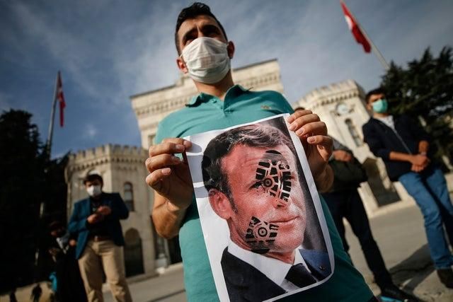 Protes ke Presiden Macron