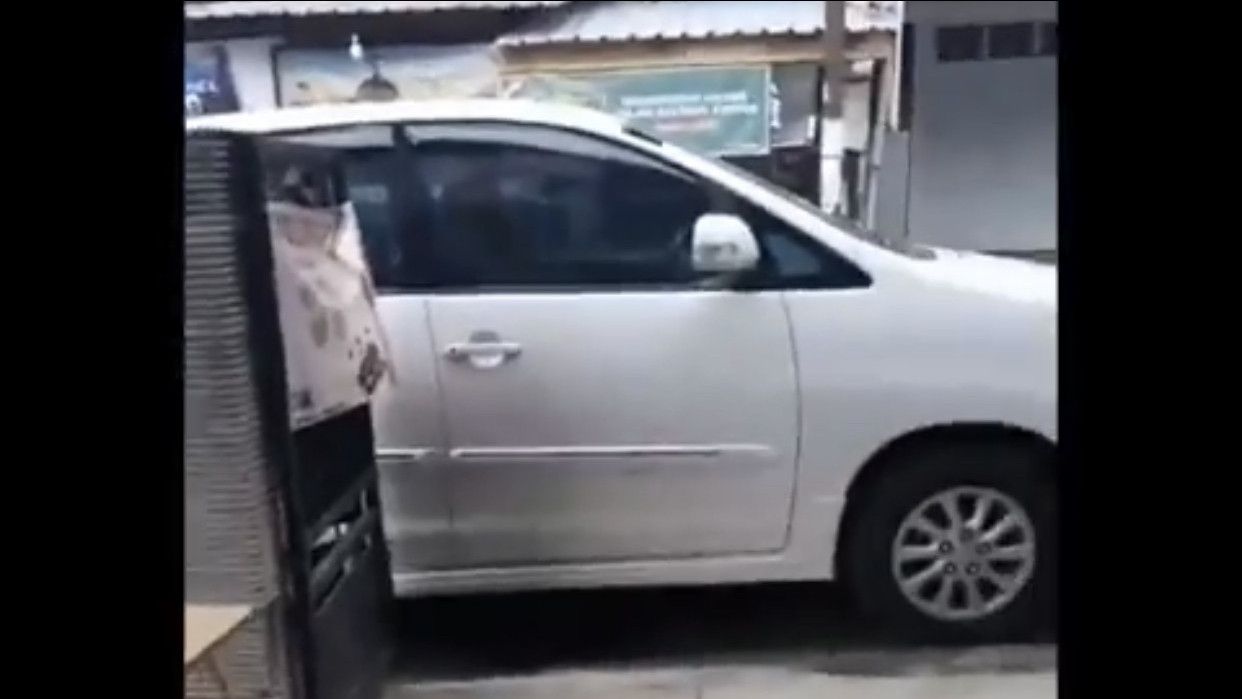 Momen Pemilik Rumah Kesal Lahan Jualan di Depan Garasi Terhalang Mobil: Kalau Parkir Dipikir!