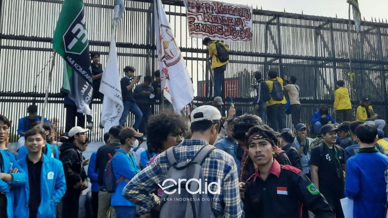 Usai Jebol Pagar Gedung DPR, Massa Berusaha Terobos Masuk ke Kompleks Parlemen