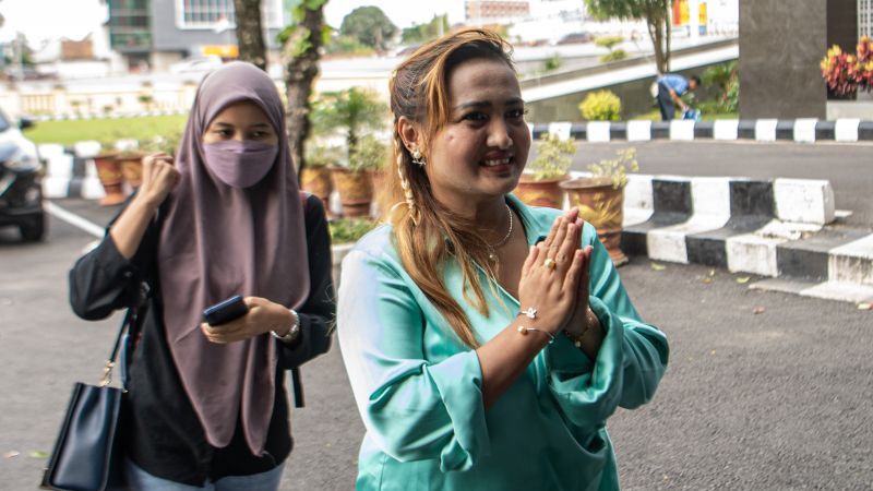 Kini Lina Mukherjee Diperiksa Polisi Usai Lantunkan Doa Islam Sebelum Makan Kulit Babi