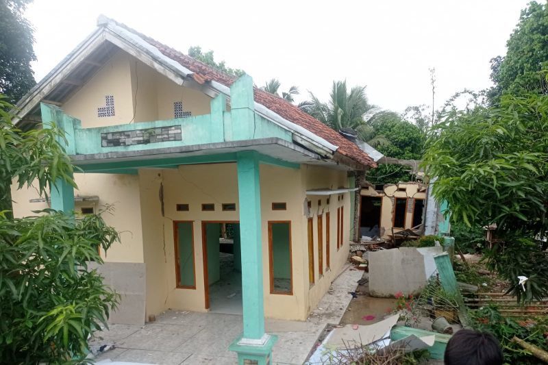 Puluhan Rumah Terdampak Longsor di Kabupaten Lebak Banten