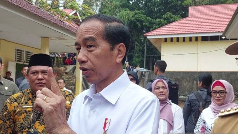 Jokowi Pamerkan Baju yang Dipakai Produksi SMK di Jambi, Sebut Hasil Produksi Pelajar SMK Mampu Bersaing di Dunia Industri