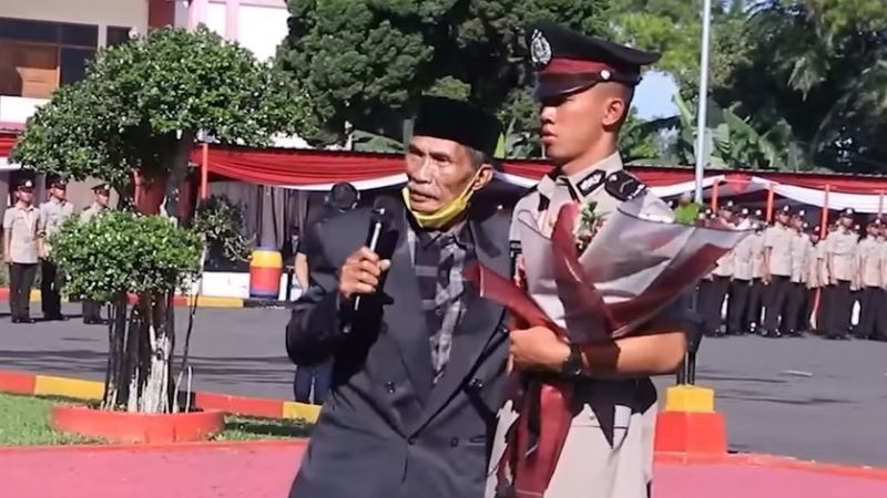 Anak Sopir Angkot di Bandung Bersujud Depan Bapaknya Saat Resmi Jadi Polisi, Mengharukan