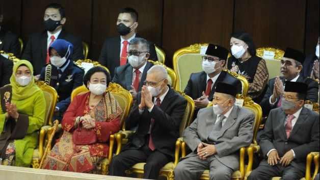 Momen Megawati Anggukkan Kepala ke Surya Paloh yang Menelungkupkan Tangan di Kompleks Parlemen