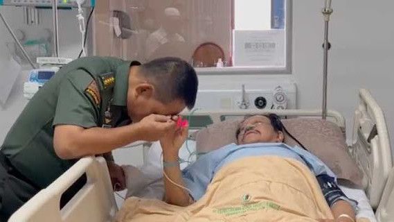 Jenderal Dudung Kecup Kening dan Cium Tangan Hendropriyono di Rumah Sakit