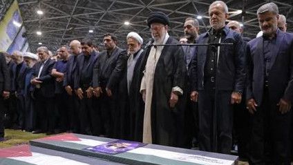 Ayatollah Ali Khamenei Pimpin Doa Jenazah Ismail Haniyeh di Teheran