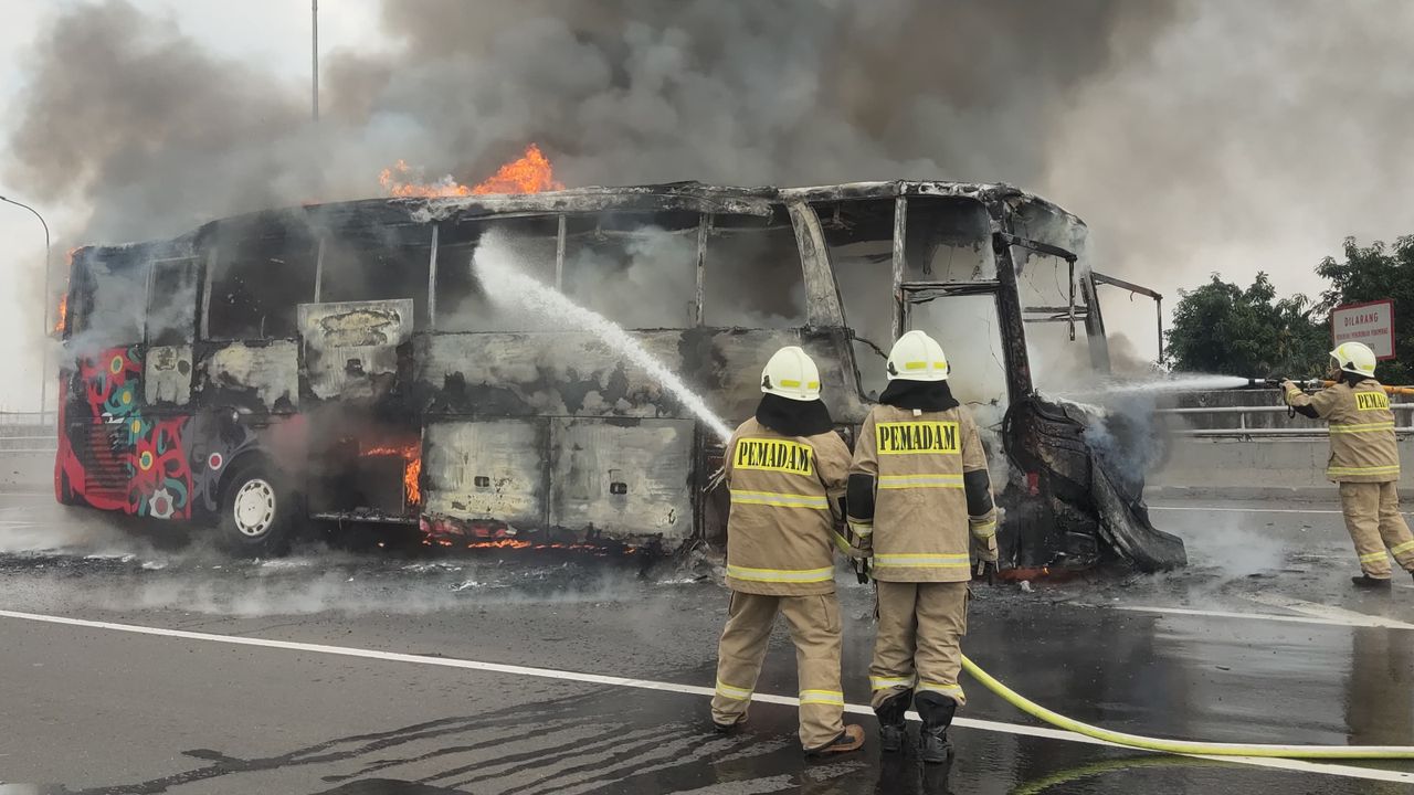 Bus Pariwisata Angkut 54 Orang Terbakar di Tol Dalam Kota