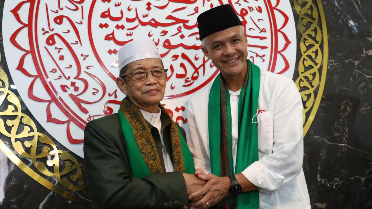 Safari Lebaran ke Tokoh Islam Makassar, Ganjar Dikalungi Sorban Warna Hijau, Restui Jadi Capres?