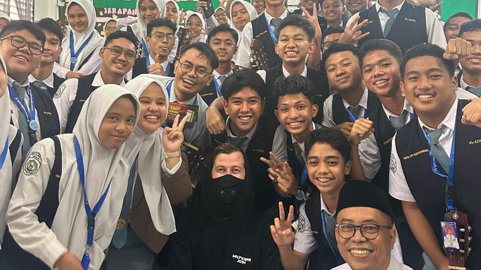 Alan Walker Ajak Guru dan Siswa Sekelas di SMA Al-Azhar Medan Nonton Konsernya di Jakarta