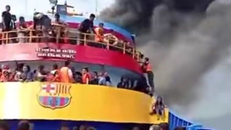 Kapal Motor Barcelona Terbakar, Penumbang Berhamburan Terjun ke Laut