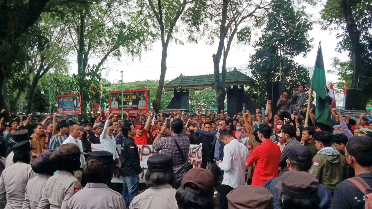 Tak Terima Ditertibkan dari Bumper Sibolangit, Ratusan Warga Protes ke DPRD Sumut