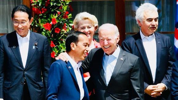 Seperti Sahabat Lama, Jokowi Dirangkul oleh Presiden AS Joe Biden Saat Pertemuan G7 di Jerman
