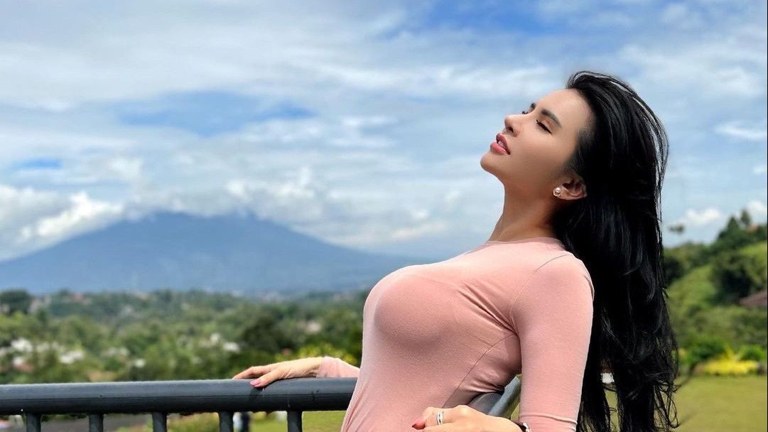 Heboh Maria Vania Pamer Foto Seksi dengan Latar Pemandangan Gunung, Netizen Gagal Fokus: Gunung yang Asli Sampe Malu