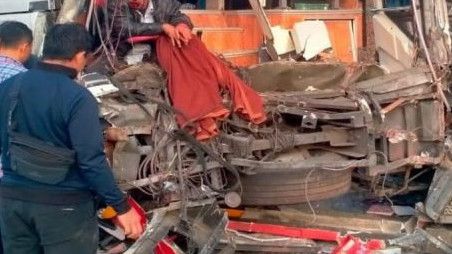 Diduga Sopir Ngantuk, Bus Harapan Jaya Tabrak Pantat Truk di Tol Batang Jateng