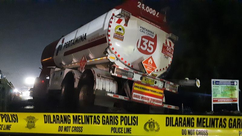 Gegara Rem Blong, Truk Tangki BBM di Tangerang Alami Kecelakaan Tabrak Pembatas Jembatan