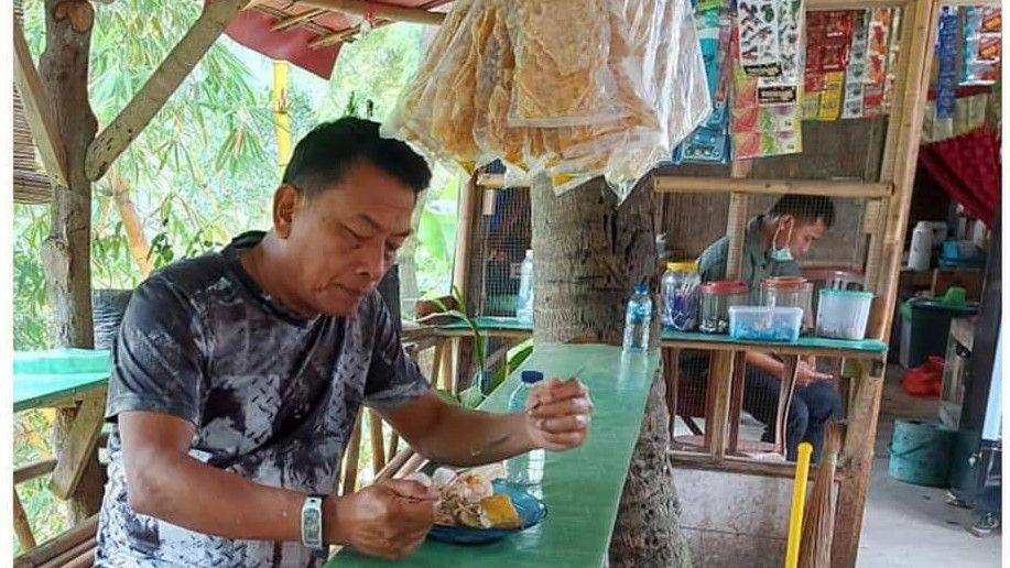 Momen Moeldoko Nikmati Akhir Pekan di Warung Pinggir Jalan Sambil Makan Pecel