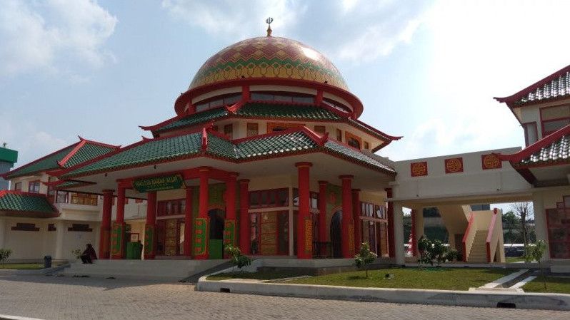 Melihat Masjid Babah Alun, Masjid Bernuansa Tionghoa di Pinggir Tol Desari
