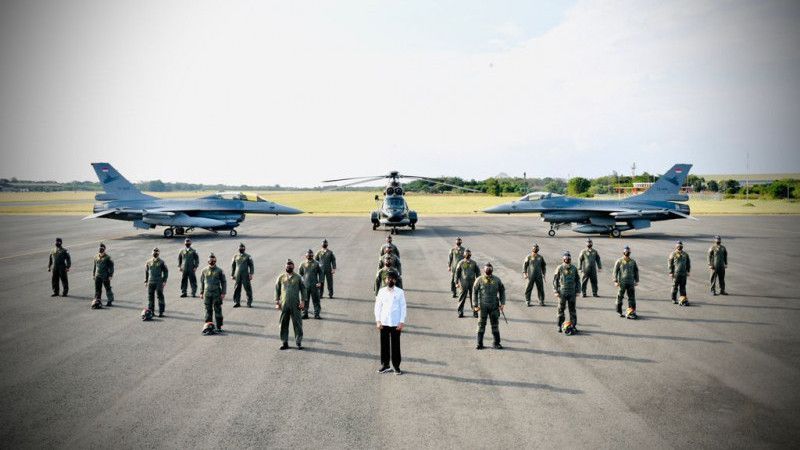 Usai Beratraksi di Langit, Penerbang Garuda dan Nusantara Flight Dapat Hadiah: Foto Bersama Jokowi
