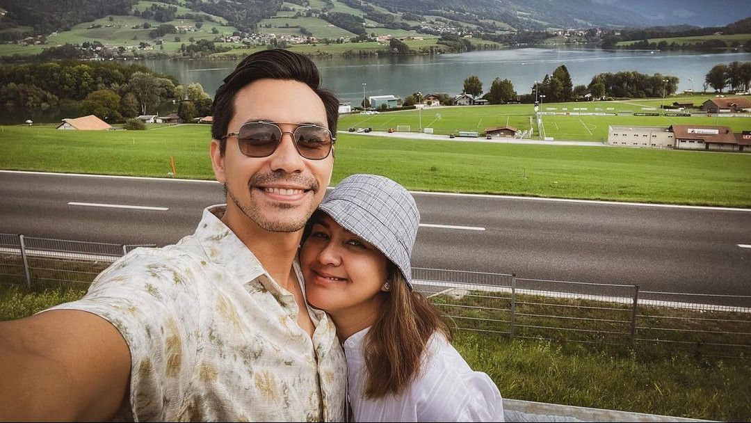 Darius Sinathrya dan Donna Agnesia Bagikan Momen Ciuman Mesra di Jalan Tol Swiss, Sukses Bikin Iri Netizen