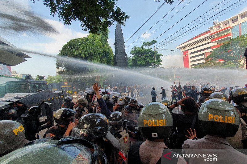 Demonstrasi Tolak UU Cipta Kerja Ricuh dari Lampung hingga Semarang