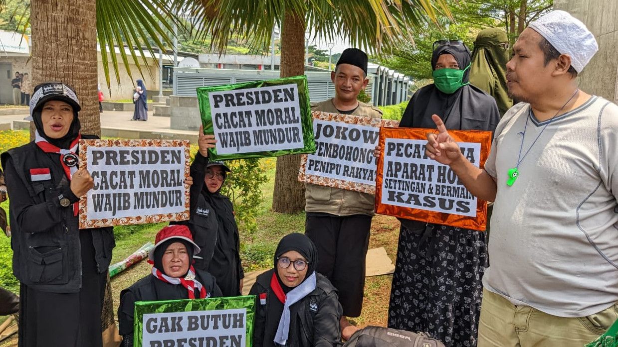 Kesal dengan Jokowi, Ibu-Ibu Majelis Taklim Ramaikan Aksi 411: BBM Naik, Sembako Naik, Jokowi Turunlah