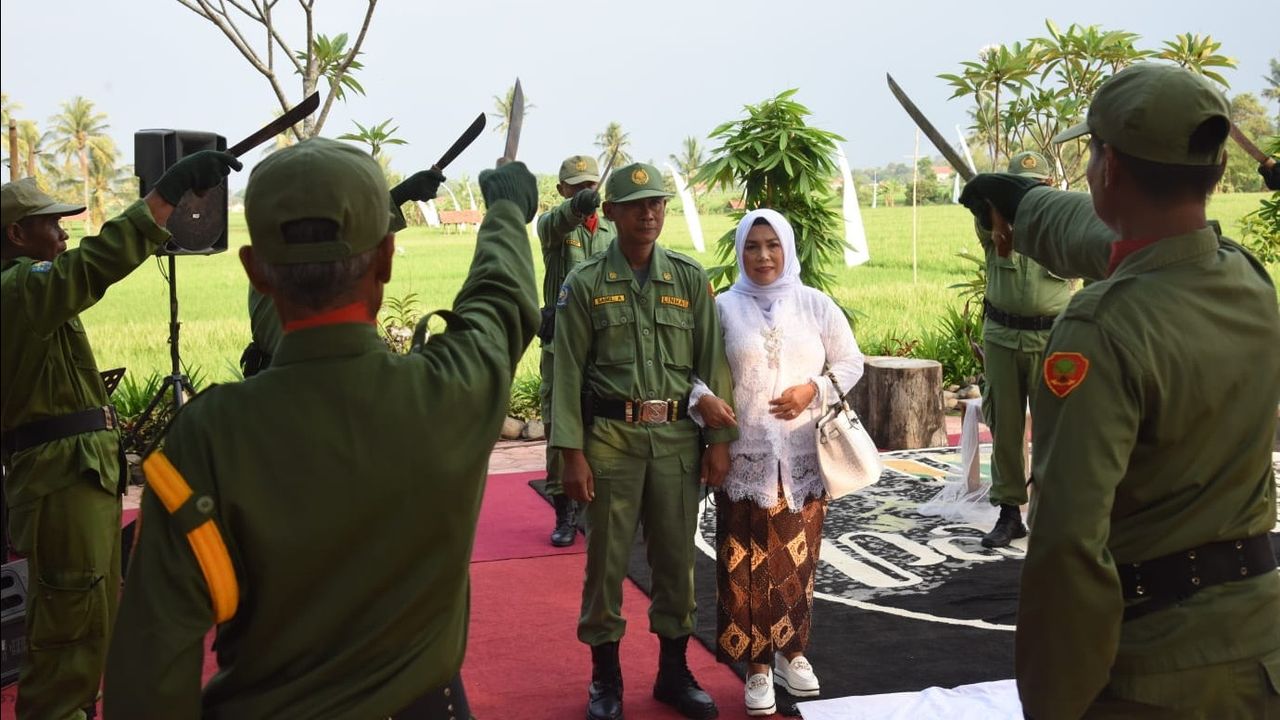 Viral! Seperti Pernikahan Anggota TNI, Hansip di Subang Menikah Pakai Prosesi Pedang Pora, Bedanya Pakai Golok