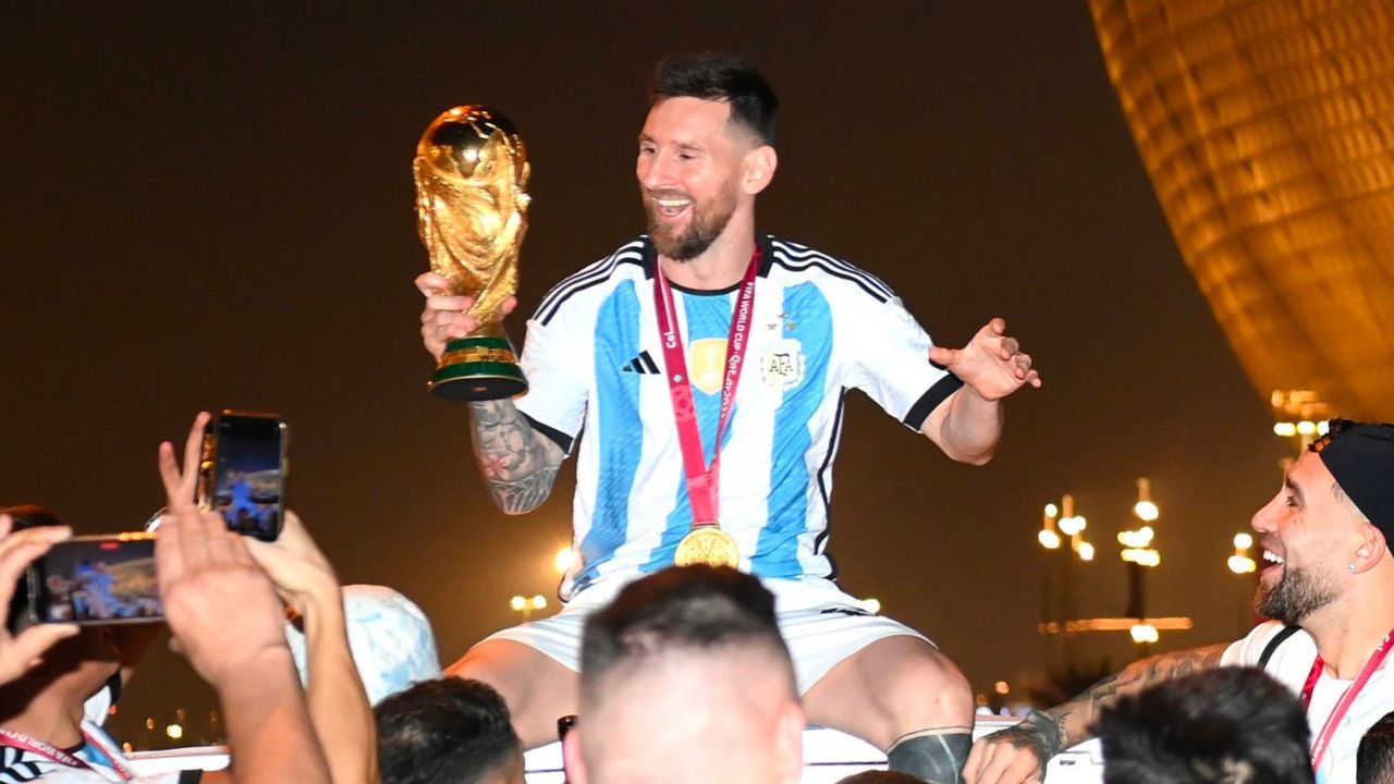 Kegirangan Menang Piala Dunia, Lionel Messi Nyaris Kesetrum Saat Pawai di Atas Bus Terbuka