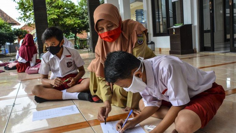 Bali Kekurangan 1.700 Guru, Gubernur Wayan Koster Ungkap Penyebabnya