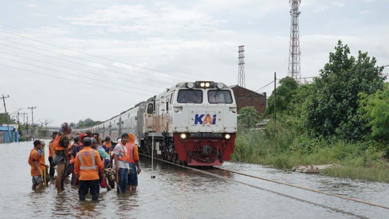 Betapa Berbahayanya Rel Kereta Api Jika Kebanjiran Seperti di Semarang
