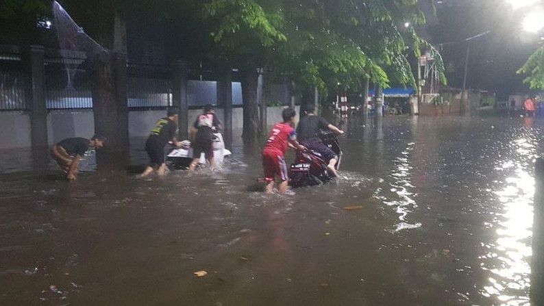 Saluran Air Tak Mampu Menampung Air Hujan, Sejumlah Ruas Jalan di Jakarta Timur Banjir