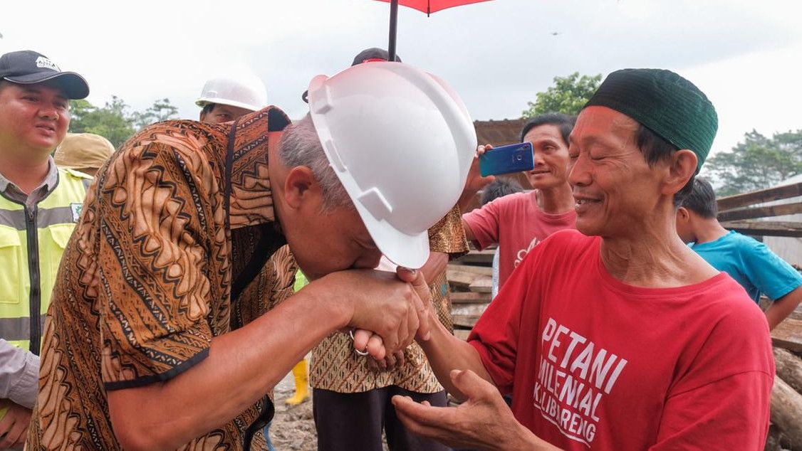 Aksi Ganjar Cium Tangan Petani saat Tinjau Pembangunan Embung di Kendal, Gaet Dukungan untuk Pilpres?