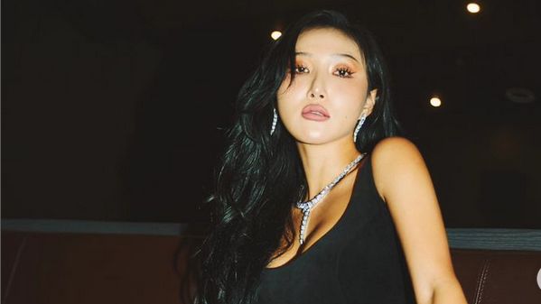 Hwasa MAMAMOO Diperiksa Polisi Atas Kasus Penampilan Vulgar, Terancam Penjara Setahun