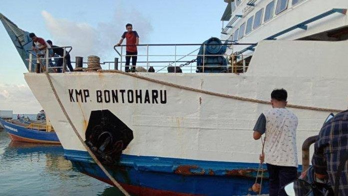 Sempat Hilang Kontak karena Dihantam Badai, Kapal Bontoharu Berhasil Sandar di Selayar