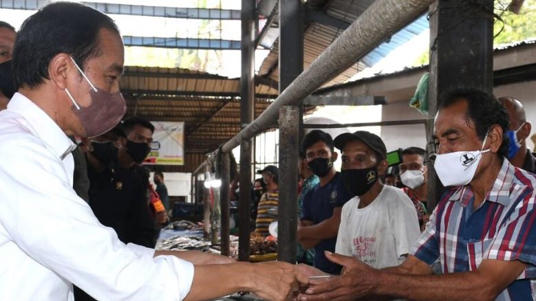 Salam dari Binjai! Momen Presiden Jokowi Bagikan Bantuan Modal di Pasar Kebun Lada