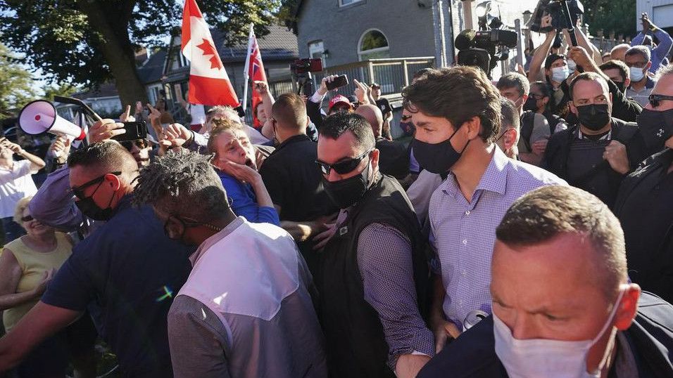 Momen PM Kanada Justin Trudeau Dilempari Batu Saat Kampanye Pemilu