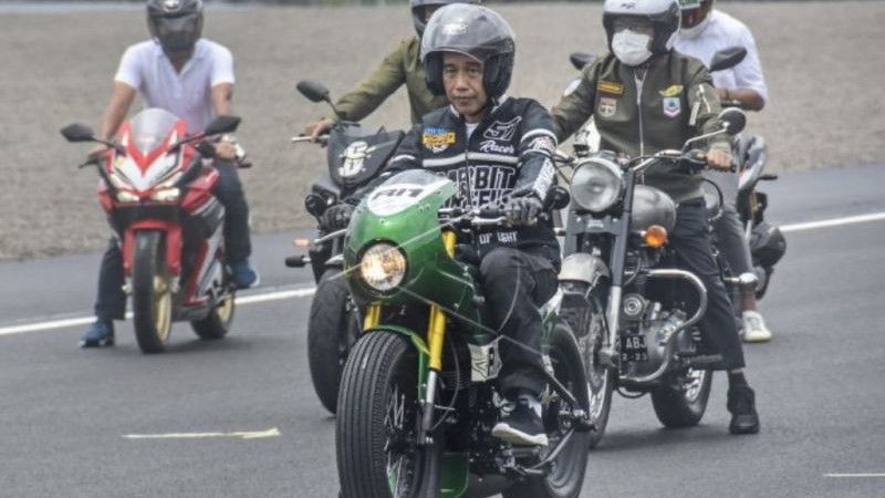 Ini Jenis Jaket dan Merk Motor yang Dipakai Jokowi saat Menjajal Sirkuit Mandalika