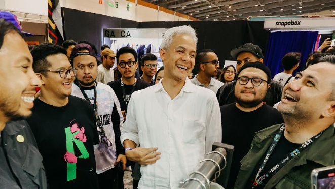 Ganjar Jadi Rebutan Muda-Mudi Jakarta Saat Borong Produk Lokal di Urban Sneaker Society