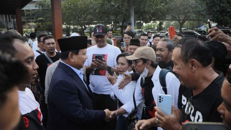 Prabowo Disambut Ratusan Relawan Gibran dan Jokowi di Solo