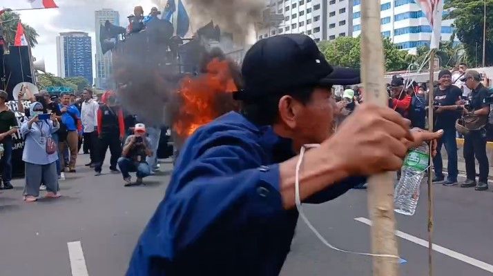 Massa Bakar Ban Saat Demo di DPR, Minta Jokowi Mundur