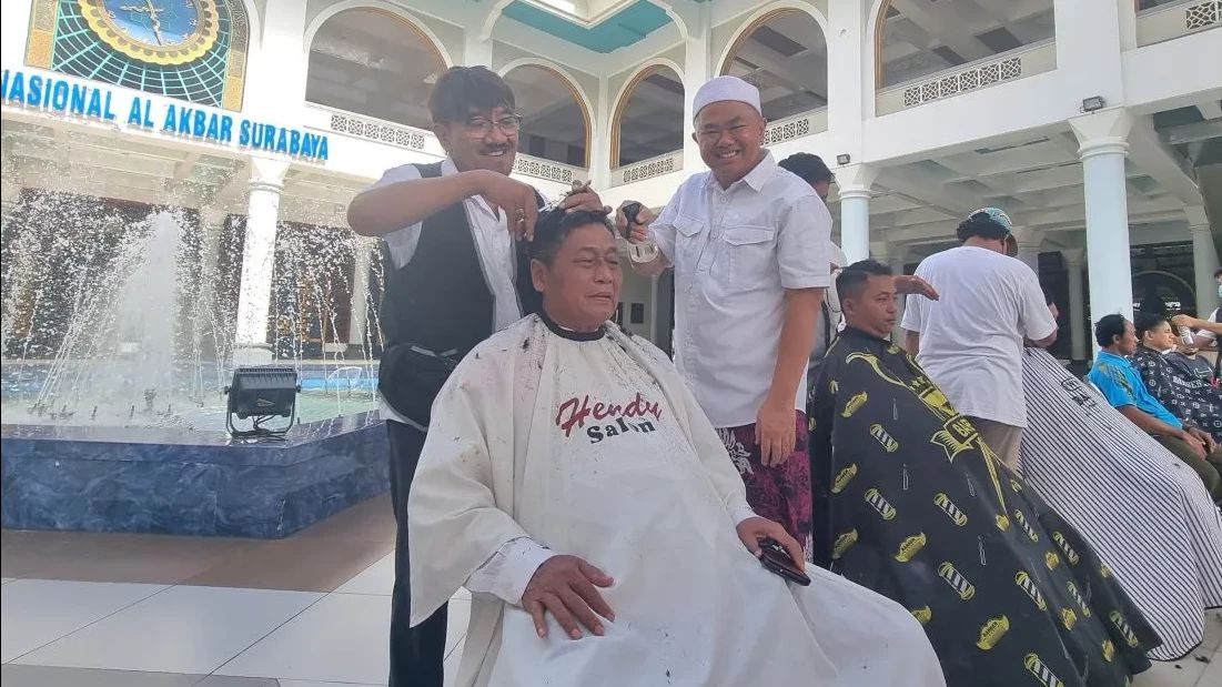 Ratusan Jemaah Potong Rambut dan Bekam Gratis di Masjid Al-Akbar Surabaya