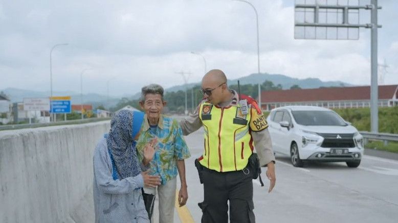Kisah Kakek-Nenek Kebingungan di Jalanan Sumedang, Nyaris Tersesat Demi Mau Tengok Cucu