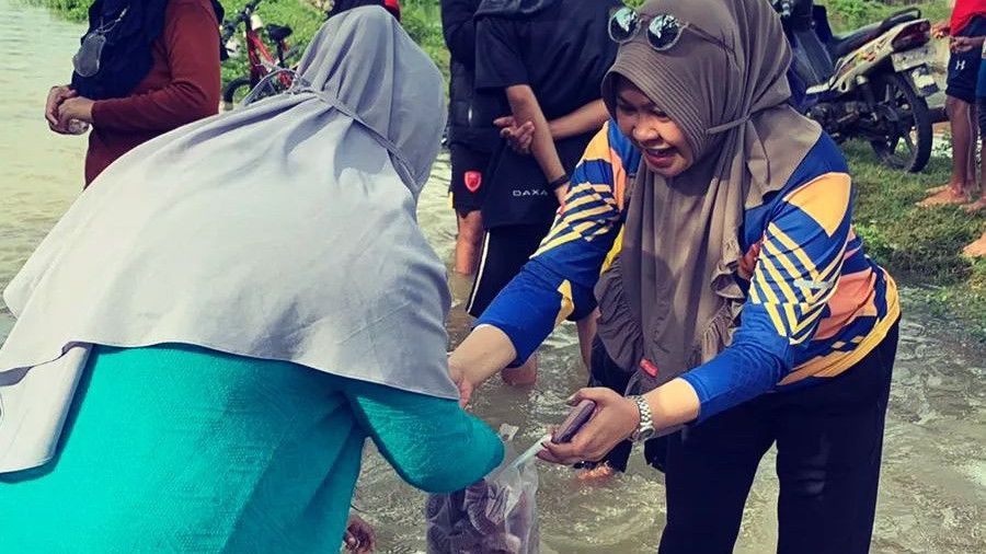 Aksi Istri Bupati Maros Bersepeda di Tengah Banjir Demi Bantu Warganya