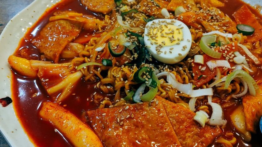 Dari Ramyeon Hingga Crispy Chicken, 5 Fakta Unik di Balik Popularitas Jajanan Khas Korea