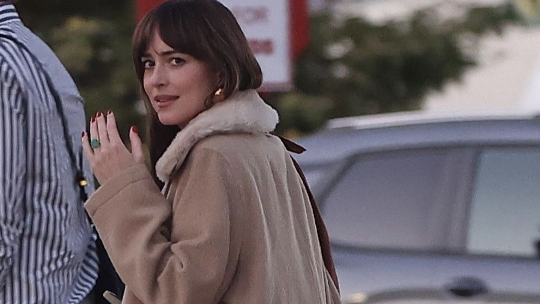 Bantah Rumor Putus dengan Chris Martin, Dakota Johnson Pamer Cincin Tunangan