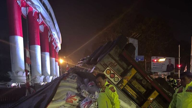 Truk Kecelakaan, Ribuan Karung Beras Milik Bulog Tumpah di Belokan Tugu Kujang Bogor