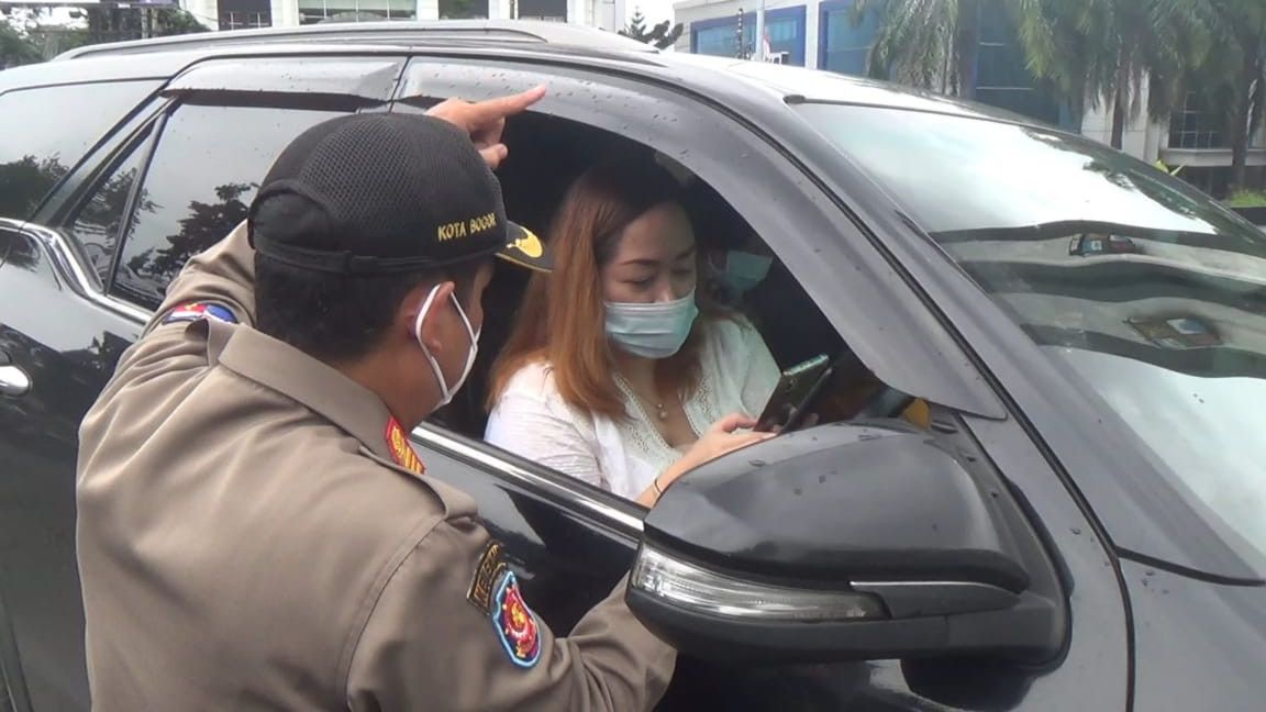Masih Banyak Warga Tak Tahu Genjil Genap di Bogor, Ratusan Mobil Dipaksa Putar Balik