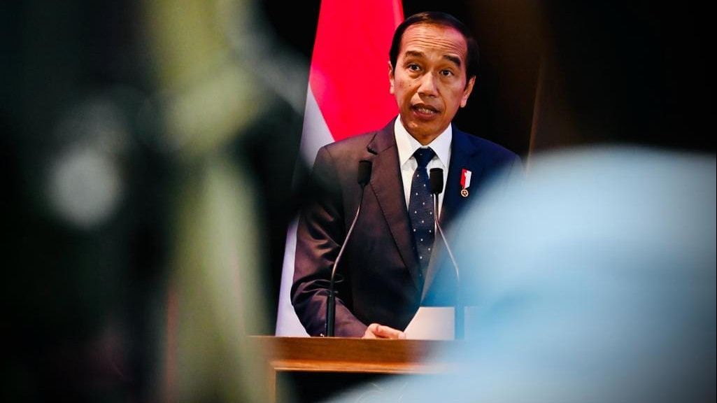 Jokowi Sambil Tertawa: Tak Ada Menteri Mencekik dalam Rapat di Istana