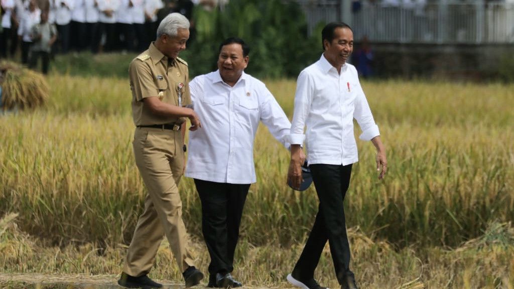 Jokowi-Prabowo dan Ganjar Mesra Saat Berfoto di Kebumen, Ini Respons PDIP